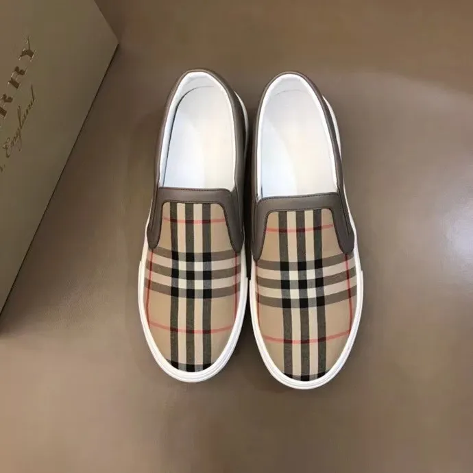 ◾️▫️B’s new spring and summer product, men’s classic low-top sneakers, are reinterpreted with Vintage retro plaid cotton and suede materials, and are decorated with a new brand logo. First-layer cowhide lining, embossed Burberry logo on the heel, and original TPU outsole!  P340 Yuan Size: 38-45